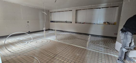 designare-interior-underfloor-heating-installation-preparation Underfloor heating installation with visible piping and concrete mesh preparation. Vloerverwarmingsinstallatie met zichtbare leidingen en betonnet voorbereiding.